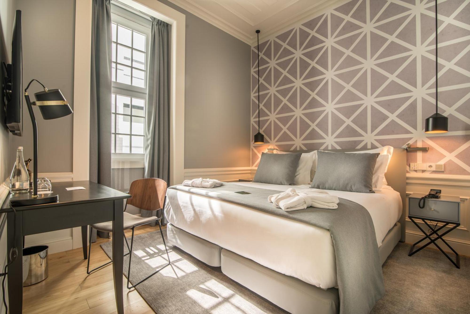 Classic Double or Twin Room Interior View,670179534:JPEG